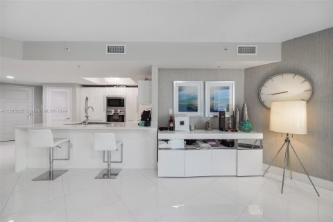 Condo in Sunny Isles Beach, Florida, 4 bedrooms  № 1101277 - photo 7