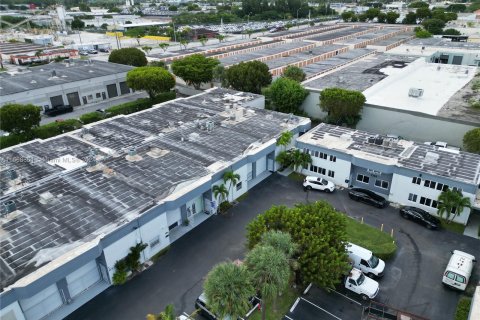 Propiedad comercial en venta en Miami, Florida № 1402992 - foto 1