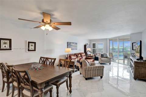 Condo in Tamarac, Florida, 2 bedrooms  № 1270389 - photo 13