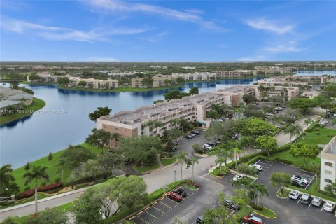 Copropriété à vendre à Tamarac, Floride: 2 chambres, 139.35 m2 № 1270389 - photo 1