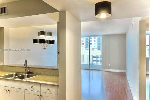 Condo in Miami, Florida, 1 bedroom  № 843753 - photo 1