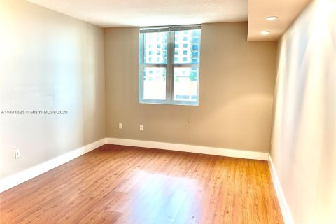 Condo in Miami, Florida, 1 bedroom  № 843753 - photo 13