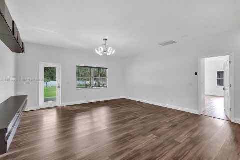House in Naples, Florida 3 bedrooms, 207.82 sq.m. № 972280 - photo 5