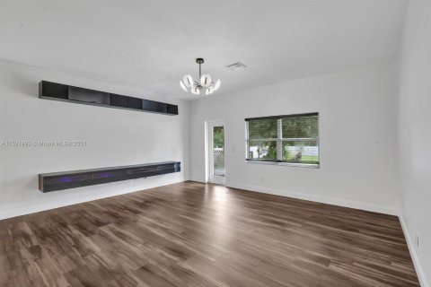 House in Naples, Florida 3 bedrooms, 207.82 sq.m. № 972280 - photo 4