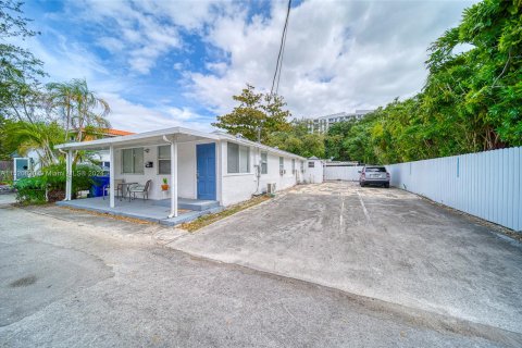 Propiedad comercial en venta en Miami, Florida, 133.41 m2 № 972187 - foto 1