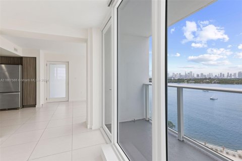 Condo in Miami Beach, Florida, 2 bedrooms  № 1382970 - photo 16