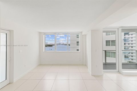 Condo in Miami Beach, Florida, 2 bedrooms  № 1382970 - photo 12