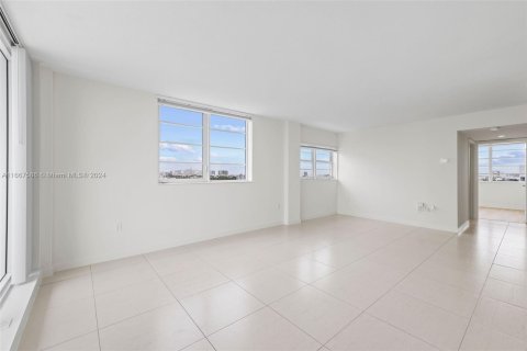 Condo in Miami Beach, Florida, 2 bedrooms  № 1382970 - photo 21