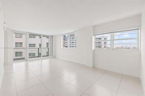 Condo in Miami Beach, Florida, 2 bedrooms  № 1382970 - photo 15