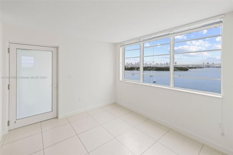 Condo in Miami Beach, Florida, 2 bedrooms  № 1382970 - photo 11