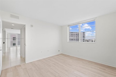 Condo in Miami Beach, Florida, 2 bedrooms  № 1382970 - photo 23