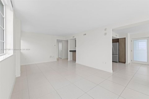 Condo in Miami Beach, Florida, 2 bedrooms  № 1382970 - photo 13