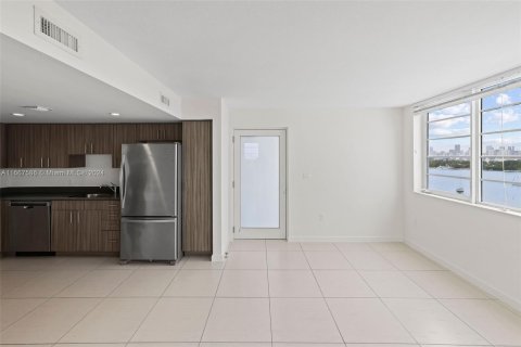 Condo in Miami Beach, Florida, 2 bedrooms  № 1382970 - photo 10