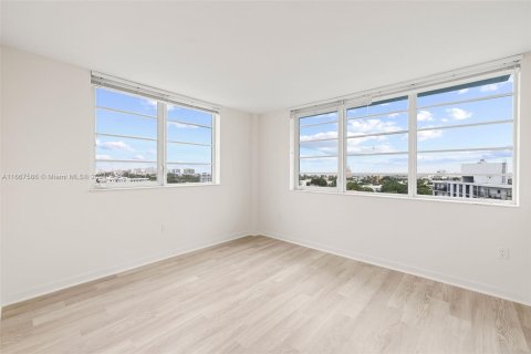 Condo in Miami Beach, Florida, 2 bedrooms  № 1382970 - photo 24