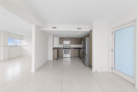 Condo in Miami Beach, Florida, 2 bedrooms  № 1382970 - photo 7