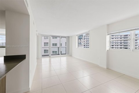 Condo in Miami Beach, Florida, 2 bedrooms  № 1382970 - photo 14