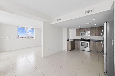 Condo in Miami Beach, Florida, 2 bedrooms  № 1382970 - photo 8