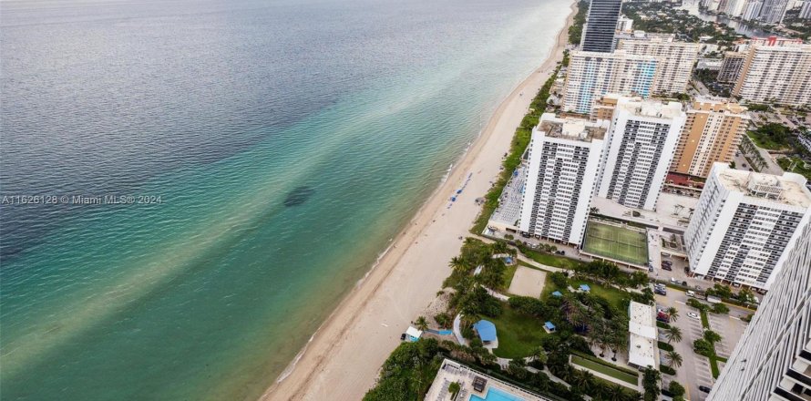 Condo in Hallandale Beach, Florida, 3 bedrooms  № 1292654