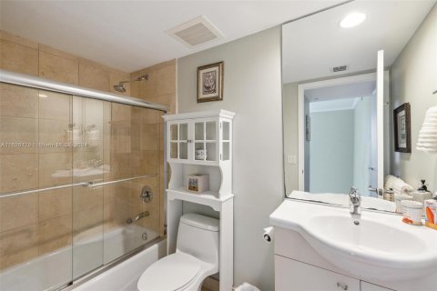 Condo in Hallandale Beach, Florida, 3 bedrooms  № 1292654 - photo 21