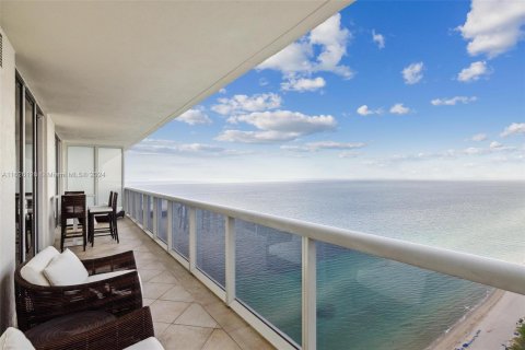 Condo in Hallandale Beach, Florida, 3 bedrooms  № 1292654 - photo 3