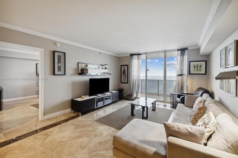 Condo in Hallandale Beach, Florida, 3 bedrooms  № 1292654 - photo 14