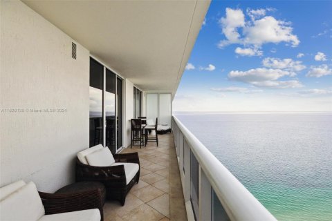 Condo in Hallandale Beach, Florida, 3 bedrooms  № 1292654 - photo 2