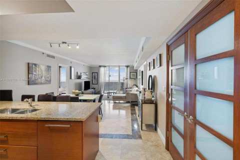 Condo in Hallandale Beach, Florida, 3 bedrooms  № 1292654 - photo 26