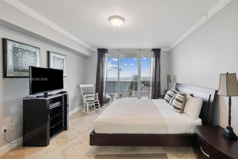 Condo in Hallandale Beach, Florida, 3 bedrooms  № 1292654 - photo 8