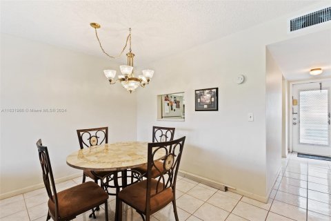 Copropriété à vendre à Sunrise, Floride: 2 chambres, 73.67 m2 № 1292345 - photo 8