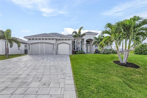 Casa en venta en Cape Coral, Florida, 3 dormitorios, 235.04 m2 № 817687 - foto 1