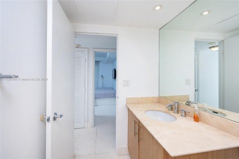 Condominio en venta en Bal Harbour, Florida, 2 dormitorios, 98.1 m2 № 991145 - foto 13