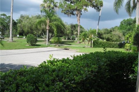 Condo in Sarasota, Florida, 2 bedrooms  № 212653 - photo 4