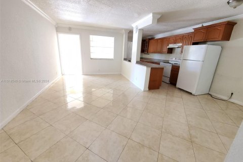 Condominio en venta en Hallandale Beach, Florida, 1 dormitorio, 61.13 m2 № 1239800 - foto 11