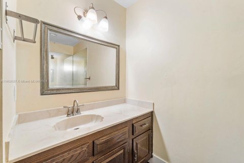 Condo in Miami, Florida, 2 bedrooms  № 1367292 - photo 12