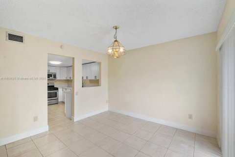 Condo in Miami, Florida, 2 bedrooms  № 1367292 - photo 9