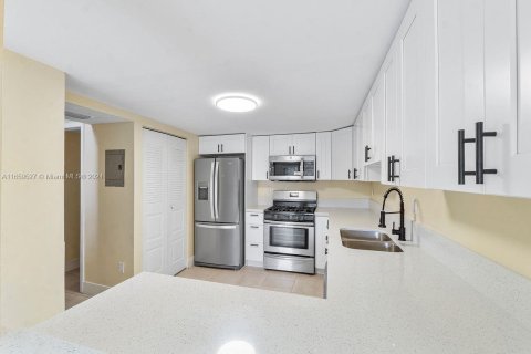 Condo in Miami, Florida, 2 bedrooms  № 1367292 - photo 7