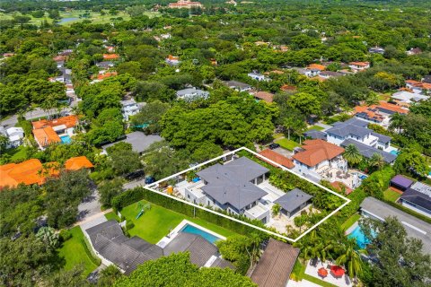 House in Coral Gables, Florida 6 bedrooms, 480.58 sq.m. № 1378956 - photo 1