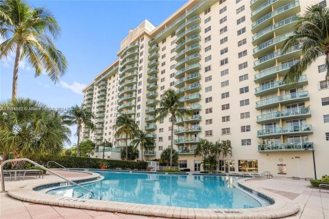 Condo in Sunny Isles Beach, Florida, 1 bedroom  № 1329486 - photo 1