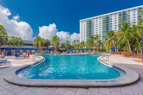 Condo in Sunny Isles Beach, Florida, 1 bedroom  № 1329486 - photo 2