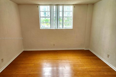 Condo in Sunny Isles Beach, Florida, 1 bedroom  № 1329486 - photo 10