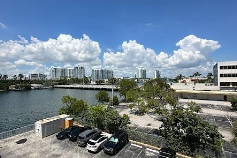 Copropriété à louer à North Bay Village, Floride: 2 chambres, 106.74 m2 № 1364936 - photo 16