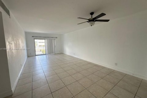 Condo in North Bay Village, Florida, 2 bedrooms  № 1364936 - photo 3