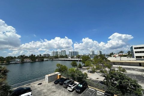 Copropriété à louer à North Bay Village, Floride: 2 chambres, 106.74 m2 № 1364936 - photo 17