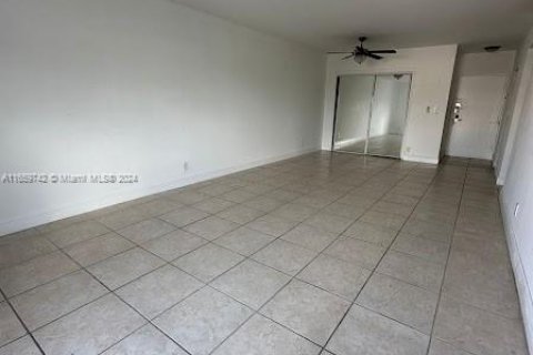 Condominio en alquiler en North Bay Village, Florida, 2 dormitorios, 106.74 m2 № 1364936 - foto 15