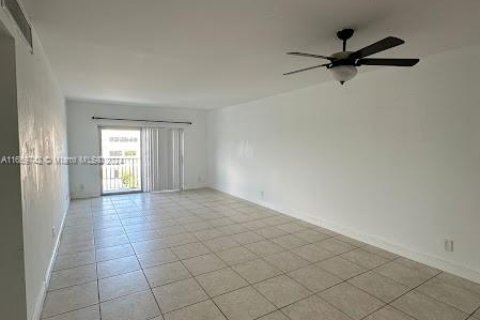 Condo in North Bay Village, Florida, 2 bedrooms  № 1364936 - photo 4