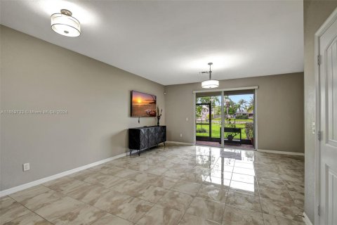 Townhouse in Lake Worth, Florida 3 bedrooms, 146.6 sq.m. № 1364934 - photo 16