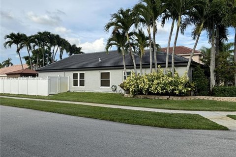 Villa ou maison à vendre à Miramar, Floride: 3 chambres, 173.73 m2 № 1364973 - photo 4