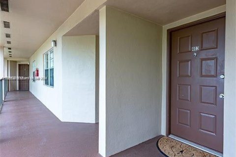 Condominio en venta en Pembroke Pines, Florida, 1 dormitorio, 97.08 m2 № 1226096 - foto 3