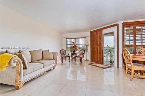 Condominio en venta en Pembroke Pines, Florida, 1 dormitorio, 97.08 m2 № 1226096 - foto 4