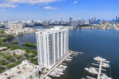Condominio en venta en North Miami Beach, Florida, 3 dormitorios, 200.48 m2 № 670875 - foto 1